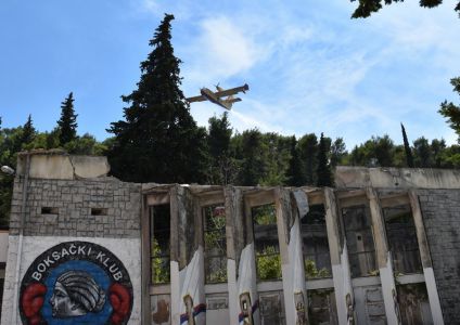 Kanader u akciji iznad starog izgorenog kina Dalmacijacementa