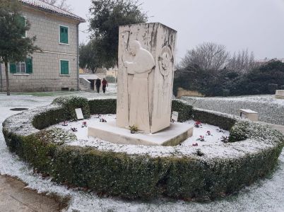 SPOMENIK PAPI IVANU PAVLU II