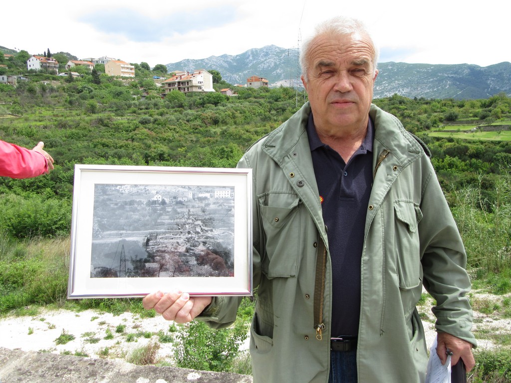 g. Marin Matijević sa slikom arheološkog nalazište Rižinice iz 1930. godine