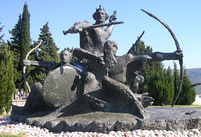 „Domagojevi strijelci“ suvremeni spomenik (autor: Stjepan Skoko) podignut 1997. u Vidu kod Metkovića