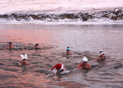 Sibirski zimski kupači dali podršku ruskom olimpijskom timu kupajući se u Bajkalu