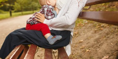 Mišljenje liječnika: Je li preporučljivo dojiti na svim javnim mjestima?
