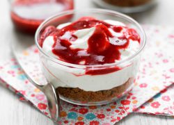 Brzi cheesecake u čaši: Lagani recept bez miksera i pećnice
