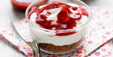 Brzi cheesecake u čaši: Lagani recept bez miksera i pećnice