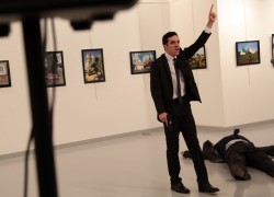 UZNEMIRUJUĆA SNIMKA Ubijen ruski ambasador u Turskoj, snimljen trenutak likvidacije