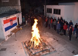 FOTO | Badnjak u Mravincima