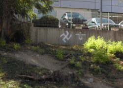 SVASTIKA, UŠATO I KRIŽ KO POZDRAV MALOJ GOSPI