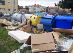 50 metara od škole, neregistrirana auta, ovako je više od mjesec dana