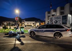 Pod utjecajem alkohola, zajedno s motociklom pao na kolnik