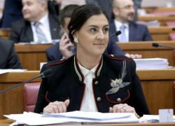 FOTOGALERIJA: Mlada MOST-ovka u Sabor došla odjevena kao sovjetski oficir