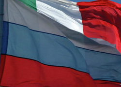 Talijani skidaju zastave EU i na njihovo mjesto podižu zastave Rusije (video)