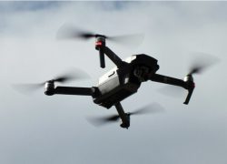 Rusija napravila dron koji može puniti bateriju na dalekovodu