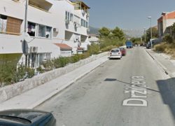 Motorom u Solinu udario pješakinju, ona otišla s mjesta nesreće. Policija treba pomoć