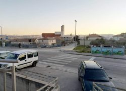 SOLINSKI APSURDI Raskrižje sa semaforima bez semafora za pješake (video)