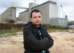 VRANJIČKI HEROJ U CRVENOJ MAJCI – Iako zaboravljen od Grada Solina postao je Heroj 2017.