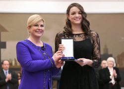 Predsjednica Republike Hrvatske Kolinda Grabar-Kitarović uručila odlikovanje Dini Levačić