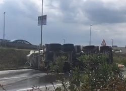 Kamion se prevrnuo kod Mercatora