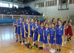 Vesela lica mladih košarkašica koje su znanje pokazivale pred svojim idolima