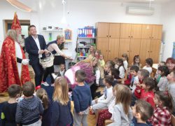 Sveti Nikola i gradonačelnik Ninčević punih košara i vreća posjetili djecu solinskih vrtića