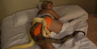 [VIDEO] Svojoj djevojci “poklonio” dvije zmije dok je spavala