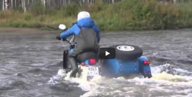 Kome treba most kad rijeku možete prijeći na motociklu “Ural”? (VIDEO)